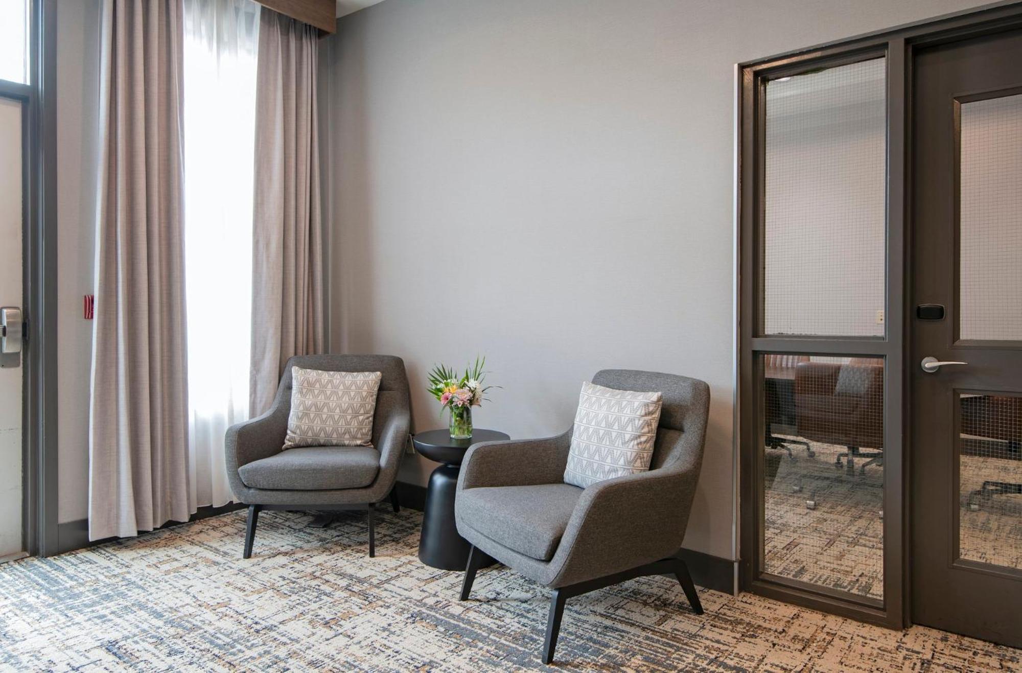 And Suites-kamloops By Ihg Hotel 3*