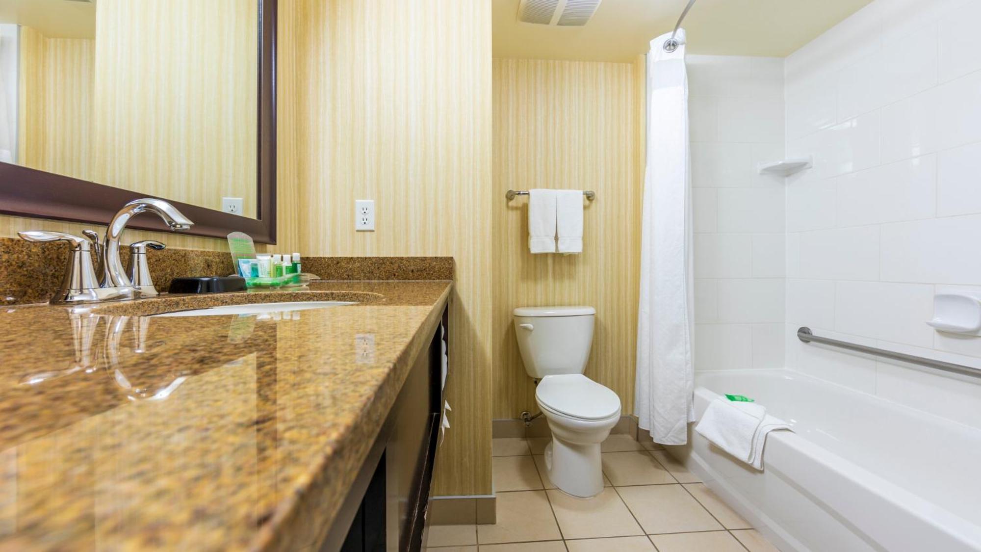 And Suites-kamloops By Ihg Hotel 3*