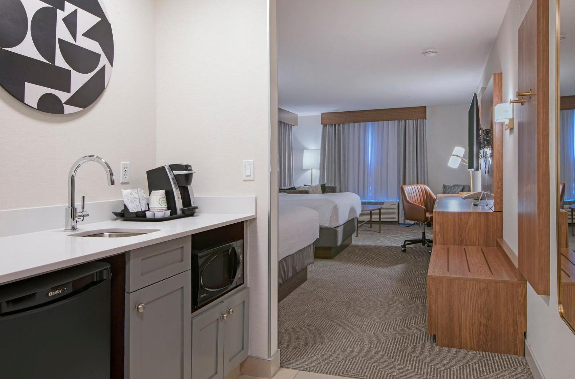 And Suites-kamloops By Ihg Hotel 3*