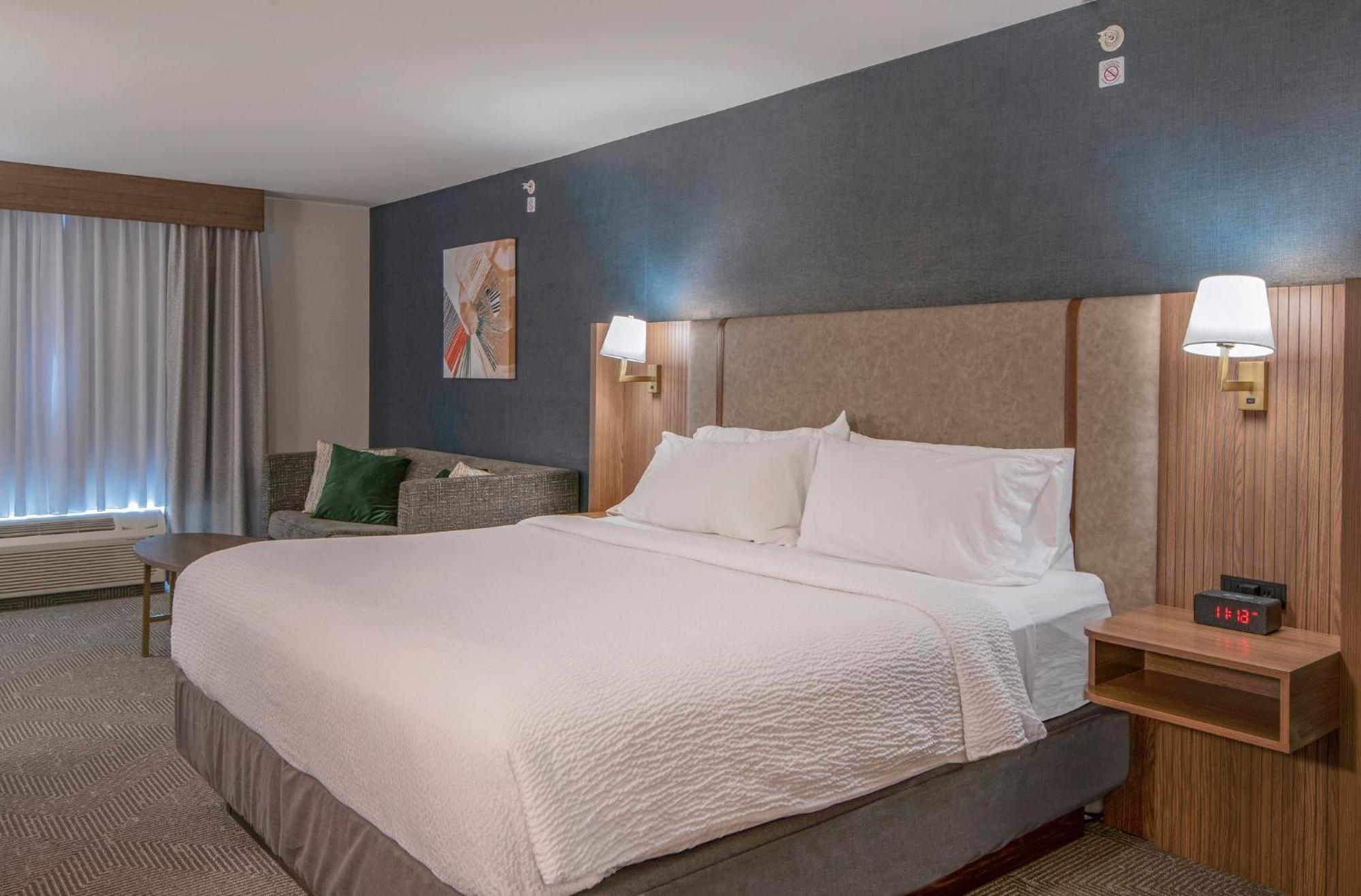 Hotel And Suites-kamloops By Ihg