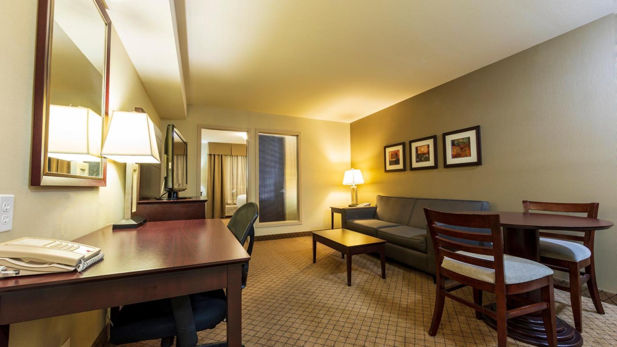Hotel And Suites-kamloops By Ihg 3*