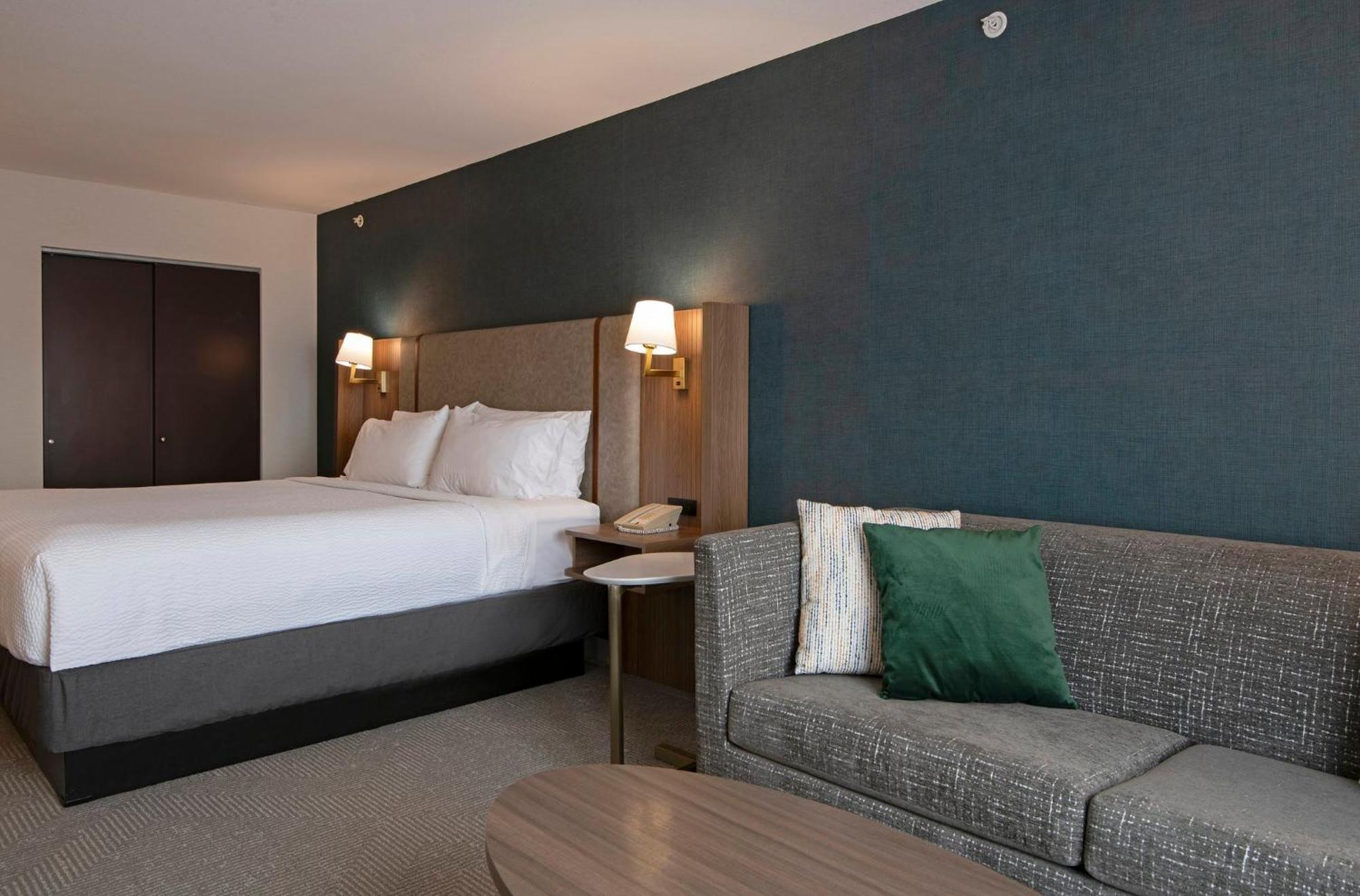 Hotel And Suites-kamloops By Ihg